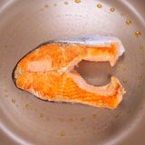 冷めてもしっとり⭐鮭とわかめの混ぜご飯😋🍙作り方2写真