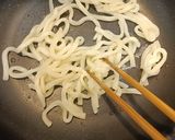 1人飯 卵入り♡もちもち焼きうどん作り方2写真