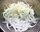 新玉ねぎとツナの和え物。作り方1写真