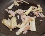 ウドとハムの甘醤油胡麻油パスタ作り方2写真
