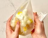 ふりふりおにぎり『コーンじゃこたくあん』作り方4写真