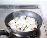 丼にも【豚トロと玉ねぎの甘醤油炒め】作り方3写真