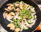 お昼や夕飯に！ゴーヤとナスの味噌焼きうどん作り方6写真