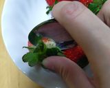 スプーンで苺のヘタ取り作り方1写真
