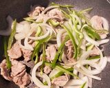 豚ばら肉と玉ねぎのごま味噌炒め作り方5写真