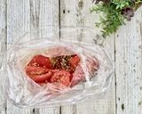 ポリ袋で1分　トマトととろろ昆布のマリネ作り方2写真