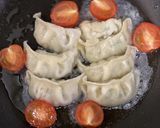 プチトマトのせとろけるチーズ餃子作り方2写真