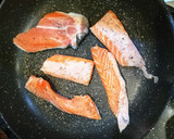 鮭ハラス切り落とし焼きと白ご飯作り方2写真
