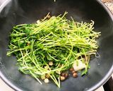 簡単ヘルシー☆アブラカレイと豆苗の蒸炒め作り方3写真