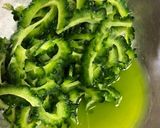香ばしい豚バラで旨味UP!薄切ゴーヤ炒め作り方1写真
