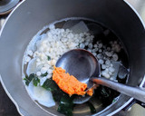 大根とわかめと揚げ玉の味噌汁作り方5写真