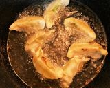 揚げ餃子とエビチリソース和え作り方1写真