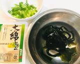 ほっとするシンプル豆腐とワカメの味噌汁作り方1写真