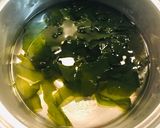 ほっとするシンプル豆腐とワカメの味噌汁作り方2写真