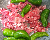 豚こま肉とししとうの焼肉のたれピリ辛炒め作り方1写真