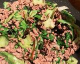 合挽き肉とレタスの塩昆布炒め作り方3写真