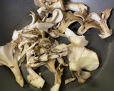 牡蠣と卵と舞茸の蒸し焼き作り方2写真