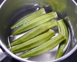 簡単！鶏ももとオクラのピリ辛炒め作り方1写真