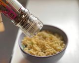 ピリッと。即席ラーメンに粗挽き胡椒作り方2写真