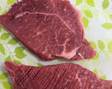 安価な牛ステーキ肉を劇的に柔らか〜く♪作り方1写真