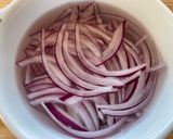 オクラと赤玉ねぎの酢の物作り方1写真
