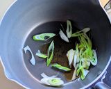 長ネギとわかめ・揚げ玉の味噌汁作り方2写真