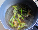 長ネギとわかめ・揚げ玉の味噌汁作り方3写真