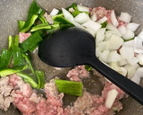 ピーマンと玉ねぎの中華肉そぼろ炒め作り方1写真