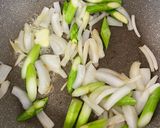焼きほぐし鮭とアスパラの塩昆布バター炒め作り方3写真
