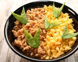 【レンジで簡単主食】卵と鶏の2色そぼろ丼作り方1写真
