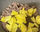 牛肉とジャガイモの焼肉カレー炒め作り方2写真