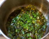 鶏むね肉レンジ蒸し　ネギニラの香味ソース作り方3写真