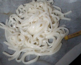 「焼うどん」用に、茹でうどんの下ごしらえ作り方1写真