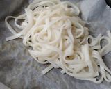 「焼うどん」用に、茹でうどんの下ごしらえ作り方3写真
