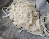 「焼うどん」用に、茹でうどんの下ごしらえ作り方3写真