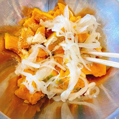 かぼちゃと玉葱 かぼちゃとシャキシャキ玉ねぎのサラダ♡ by 野菜ソムリエmiwa