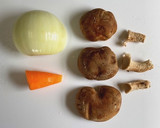 旨味！椎茸と玉ねぎと人参のお味噌汁作り方2写真