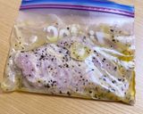 簡単♡鶏胸肉の塩レモンハーブにんにく焼き作り方3写真