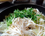焼きそばも魚肉ソーセージ！片目？乗せ！作り方3写真