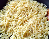 焼きそばも魚肉ソーセージ！片目？乗せ！作り方5写真