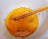 簡単節約☆豆苗と卵のコンソメ炒め作り方1写真