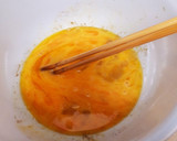 簡単節約☆豆苗と卵のコンソメ炒め作り方1写真