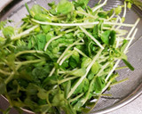 簡単節約☆豆苗と卵のコンソメ炒め作り方2写真