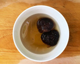 簡単ヘルシー☆きのことトマトのお味噌汁作り方1写真