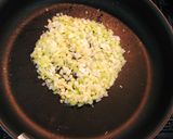 秋鮭としめじ♪魅惑の中華チリソースパスタ作り方2写真