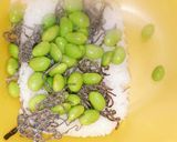 枝豆、塩昆布(昆布の佃煮)のおにぎり作り方2写真