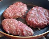 クロワッサンにハンバーグ挟んだだけサンド作り方2写真