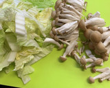 白菜としめじとカニカマのごま和え作り方1写真