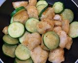 ピリ辛☆鶏胸肉とズッキーニのスイチリ炒め作り方5写真