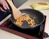 大豆ミート・卵・絹さやの三食丼作り方4写真